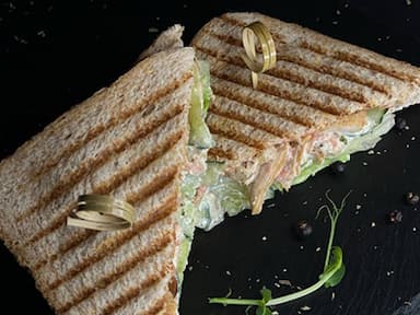 Сэндвич с куриным филе и ананасами